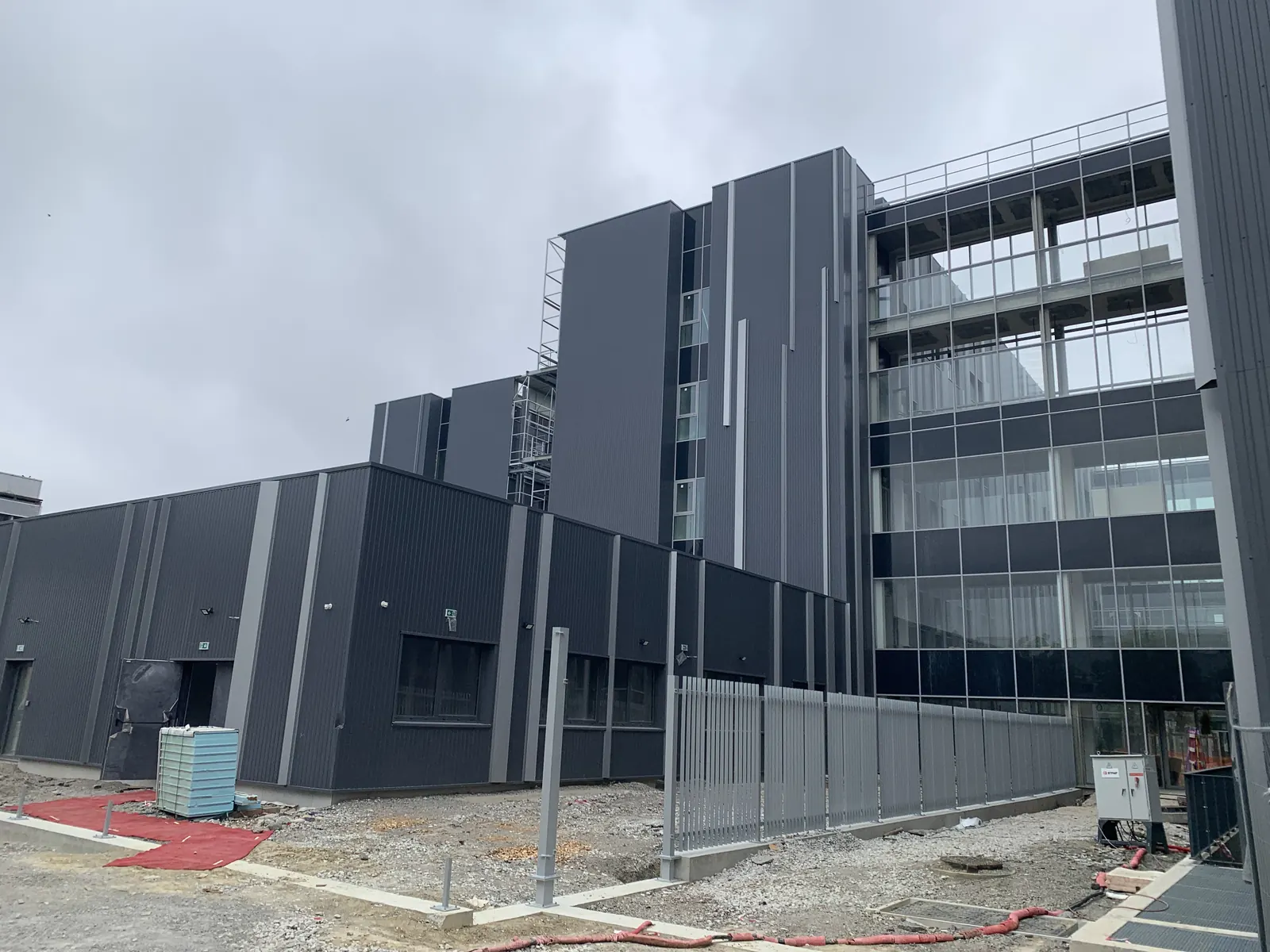 Volume des laboratoires et façade vitrée du bâtiment CMP en fin de chantier