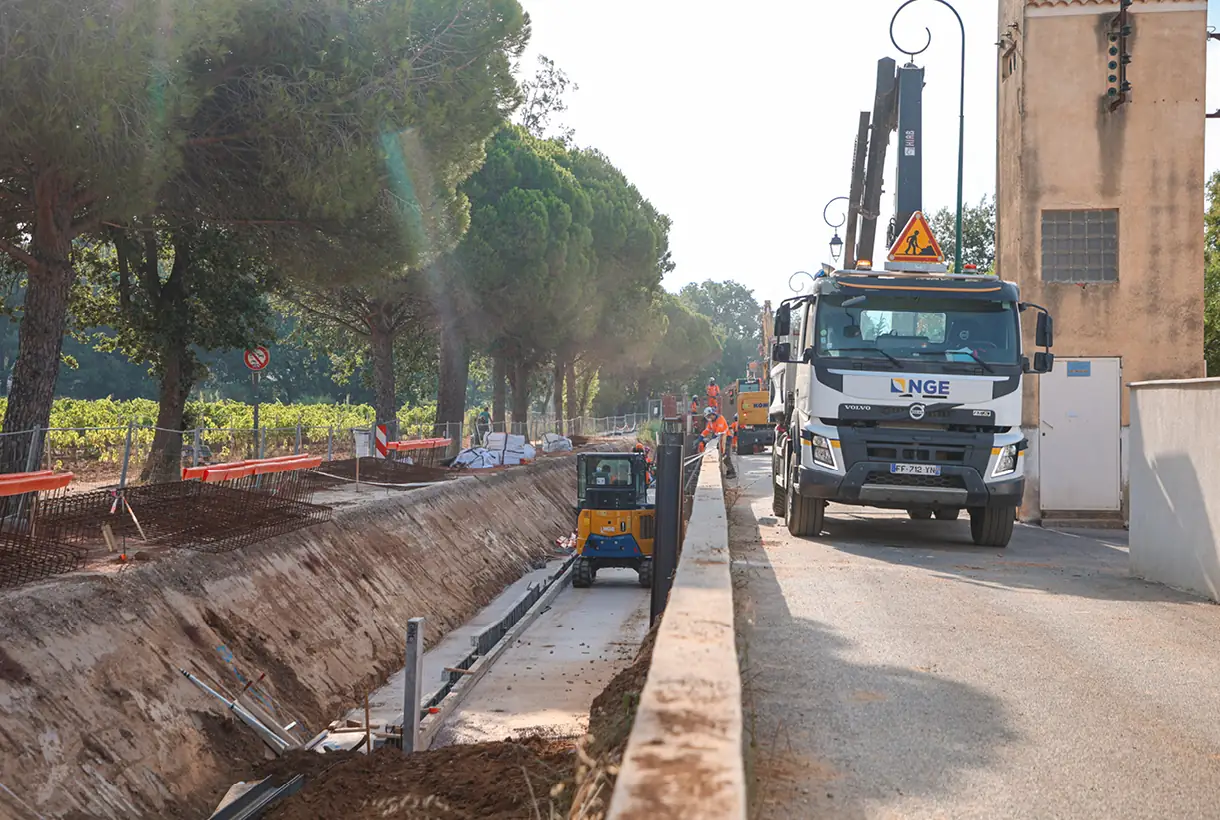 Chantier du canal du Carrubier à La Londe-les-Maures : engins et coulage du béton le long du canal