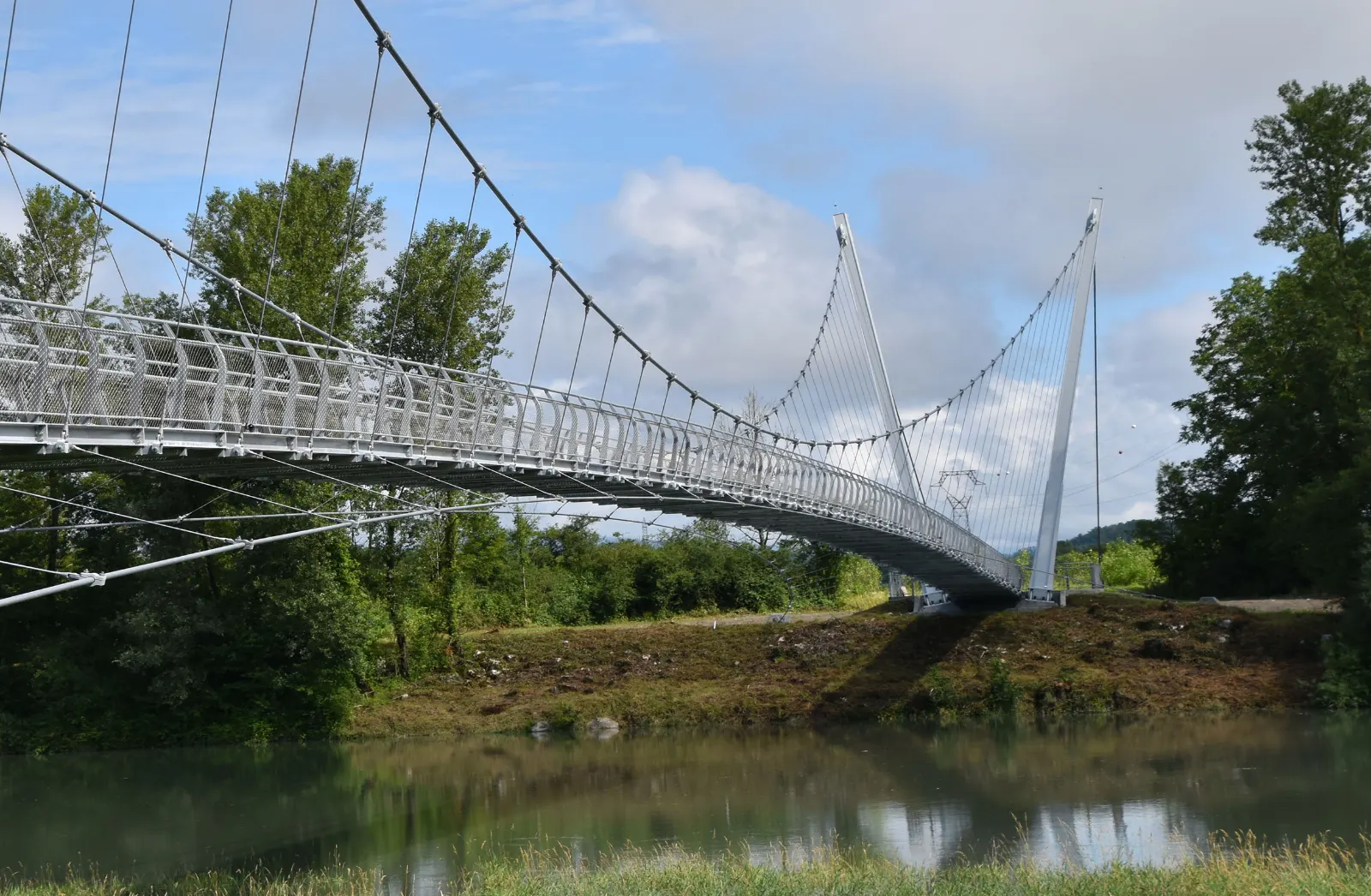 Construction passerelle suspendue sur la véloroute