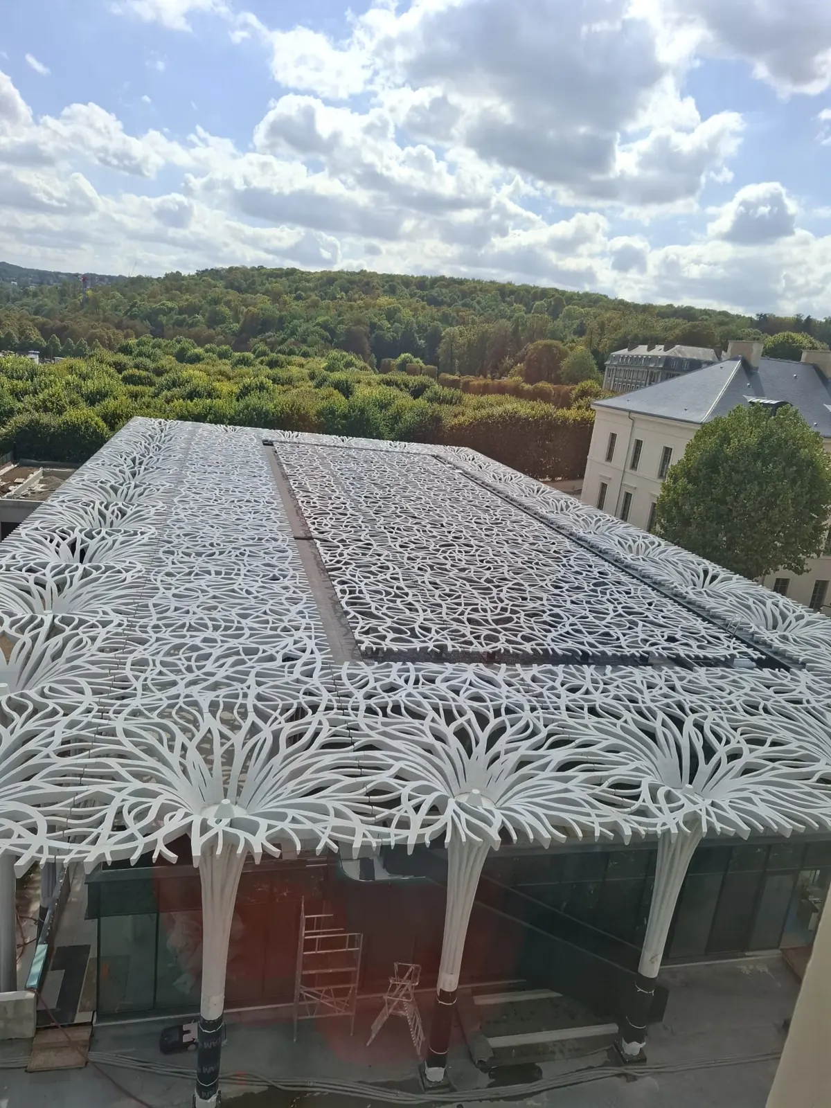 Toiture du Belvédère du musée du Grand Siècle à Saint-Cloud, résille de béton blanc BFUP vue d’en haut