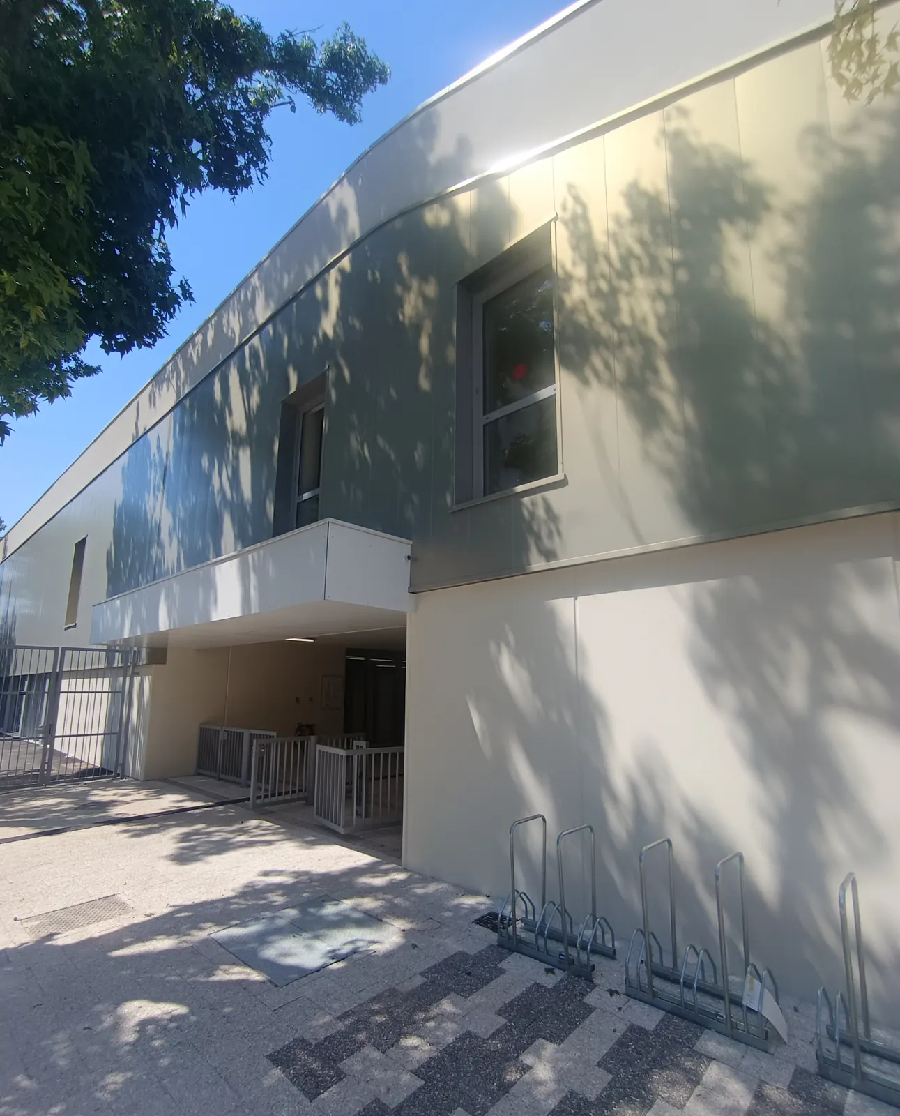 Façade et entrée du nouvel équipement sportif des Malassis