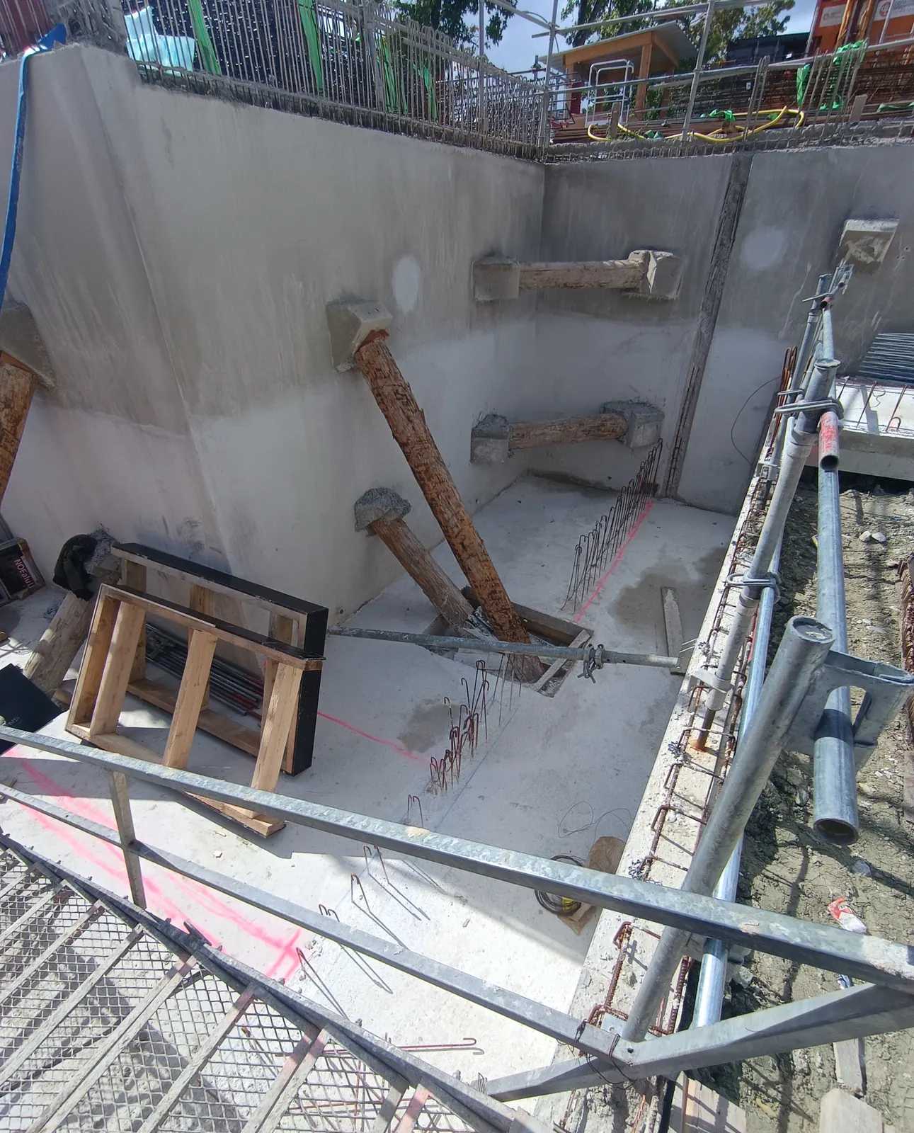 Phase de gros œuvre : voiles béton étayés sur le chantier des Malassis