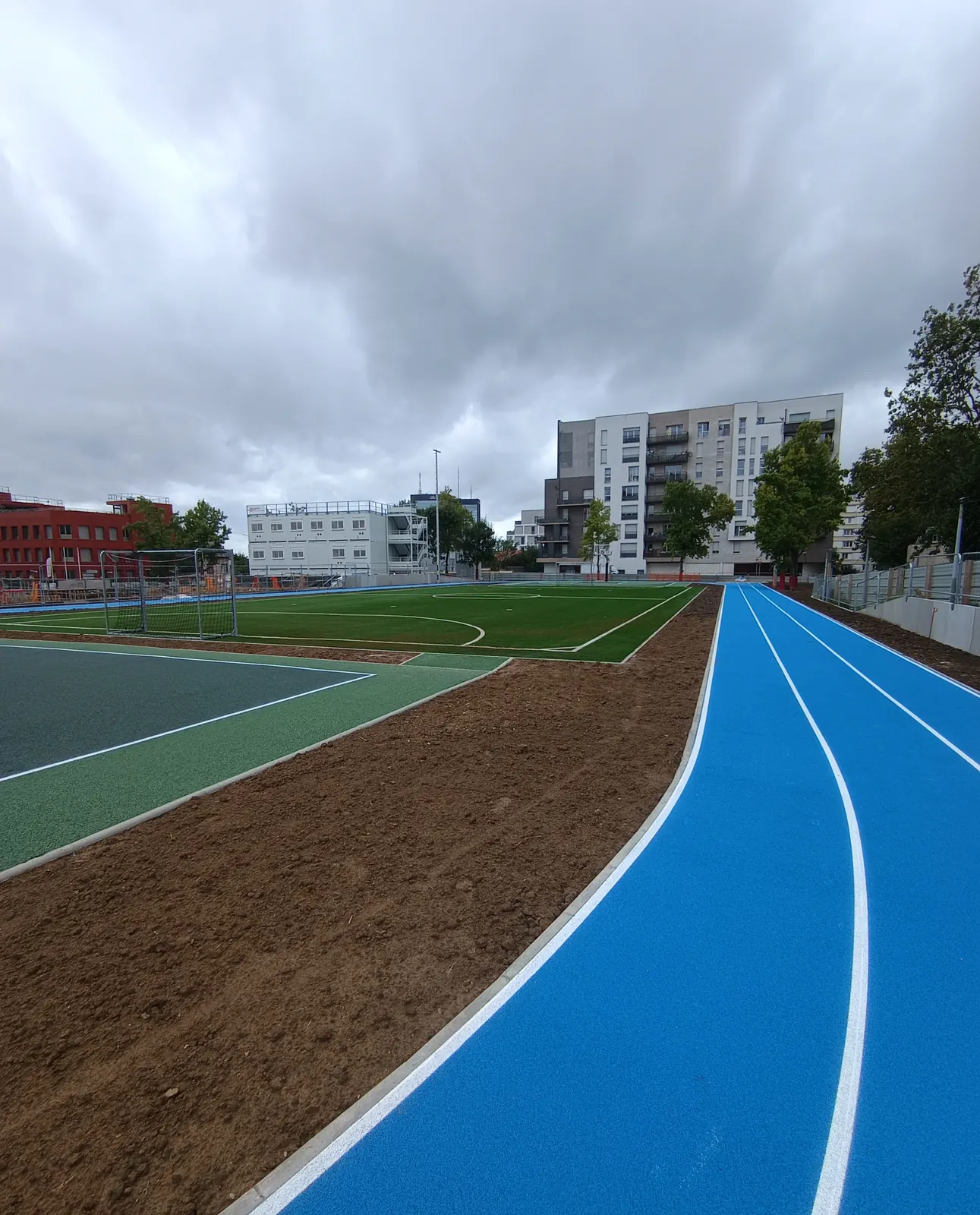 Piste d’athlétisme bleue du stade des Malassis à Bagnolet