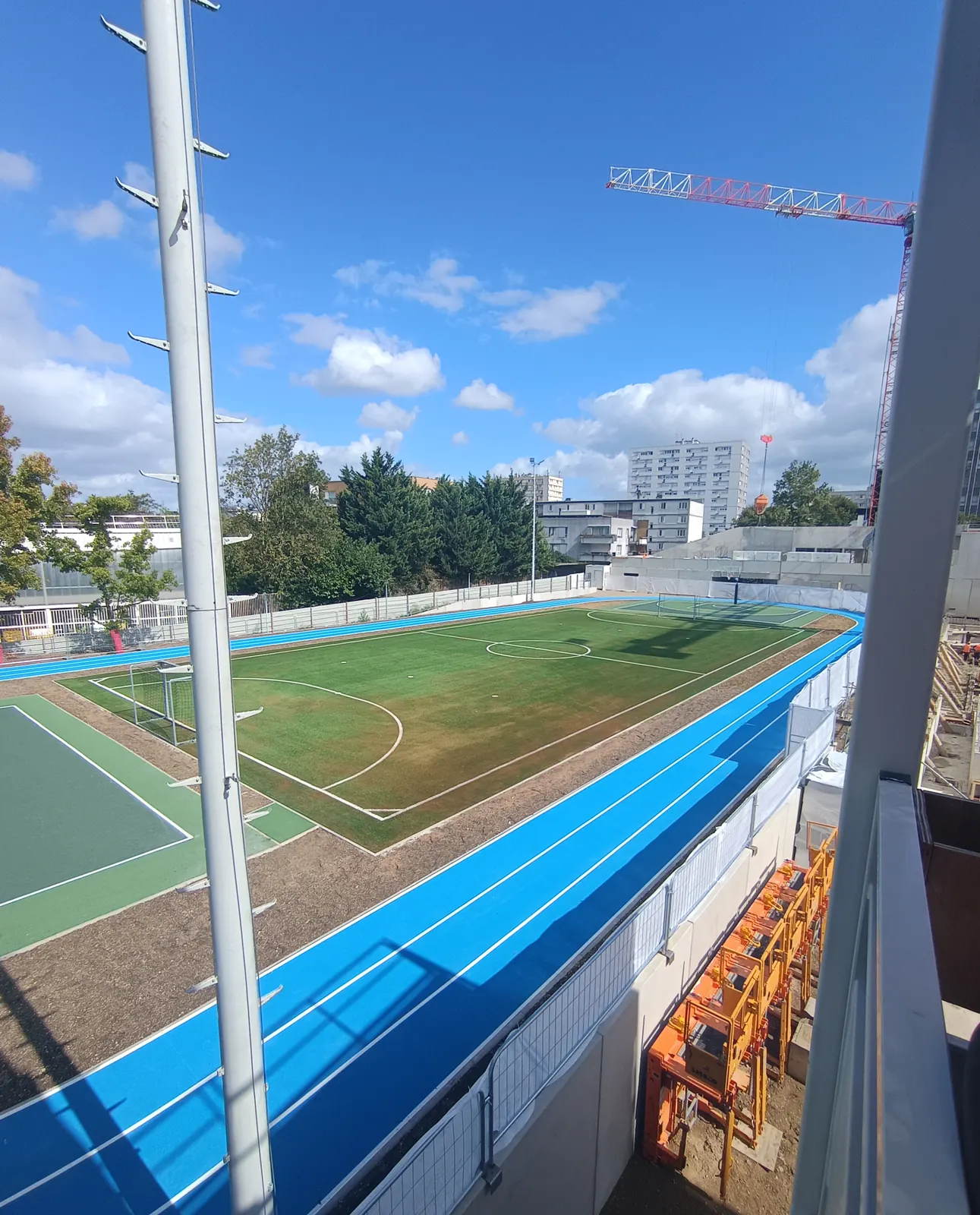 Vue sur le terrain de sport et la piste d’athlétisme du stade des Malassis